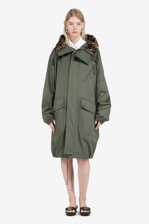 Parka lungo con cappuccio e colletto a contrasto