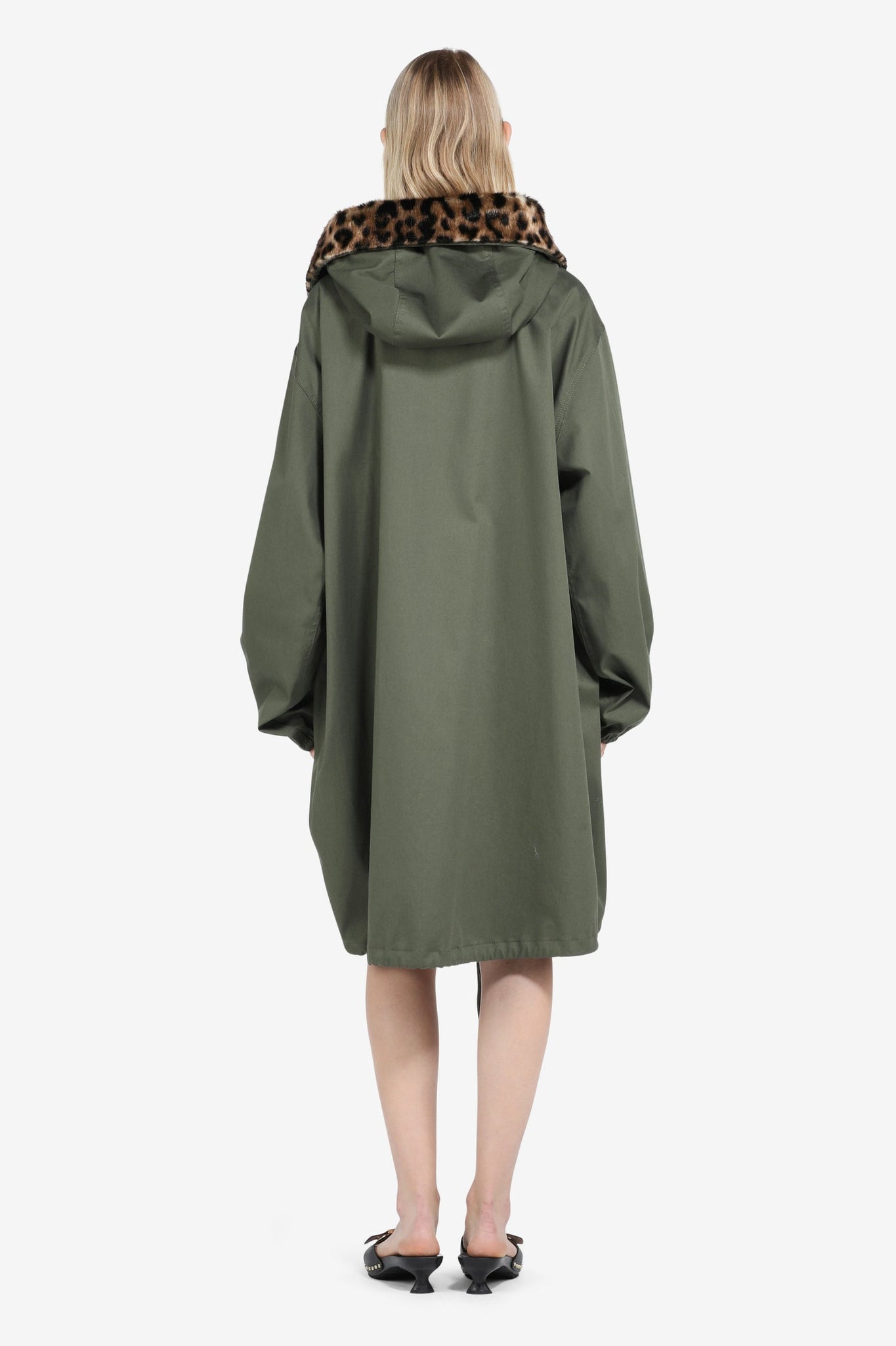 Parka lungo con cappuccio e colletto a contrasto