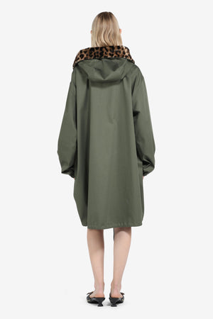 Parka lungo con cappuccio e colletto a contrasto