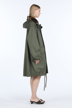 Parka lungo con cappuccio e colletto a contrasto