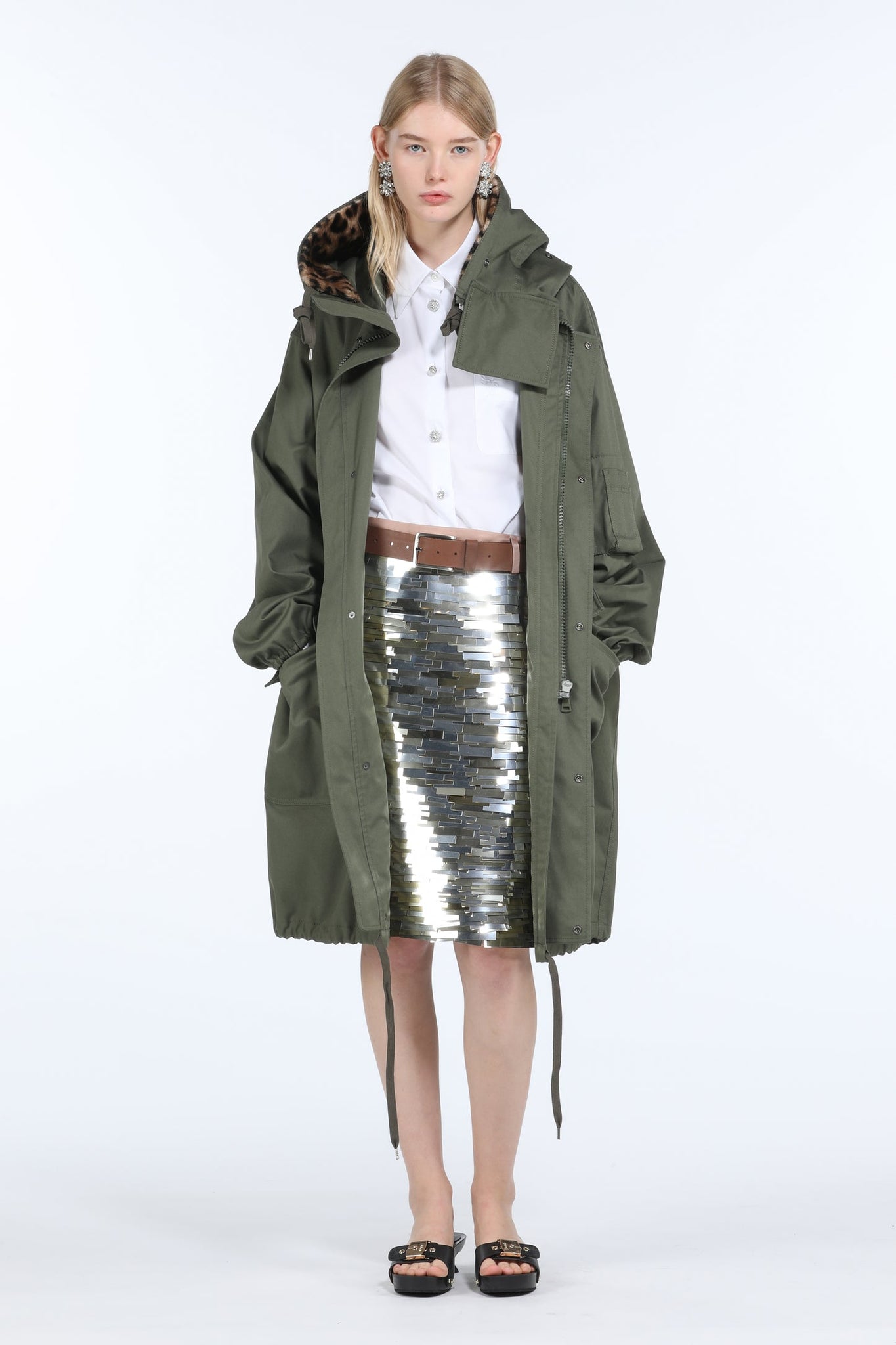 Parka lungo con cappuccio e colletto a contrasto