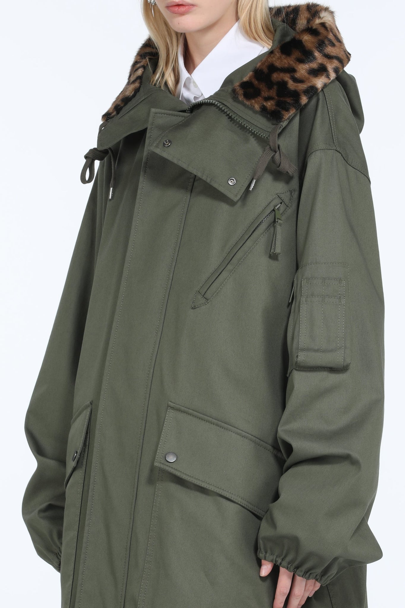 Parka lungo con cappuccio e colletto a contrasto