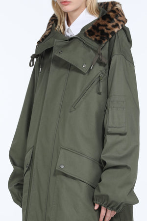 Parka lungo con cappuccio e colletto a contrasto
