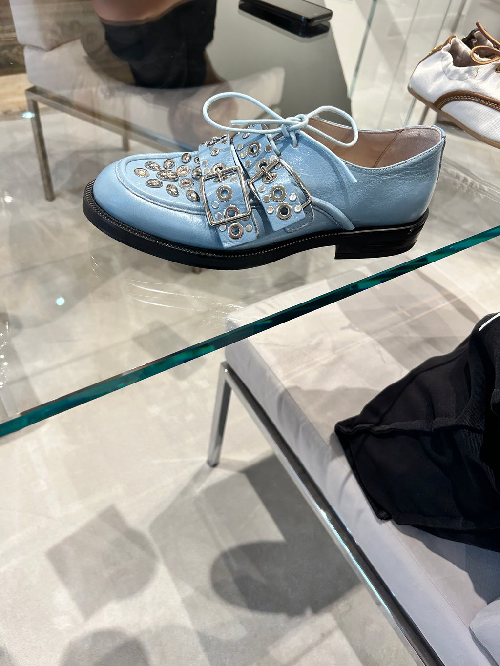 Scarpa in pelle con borchie