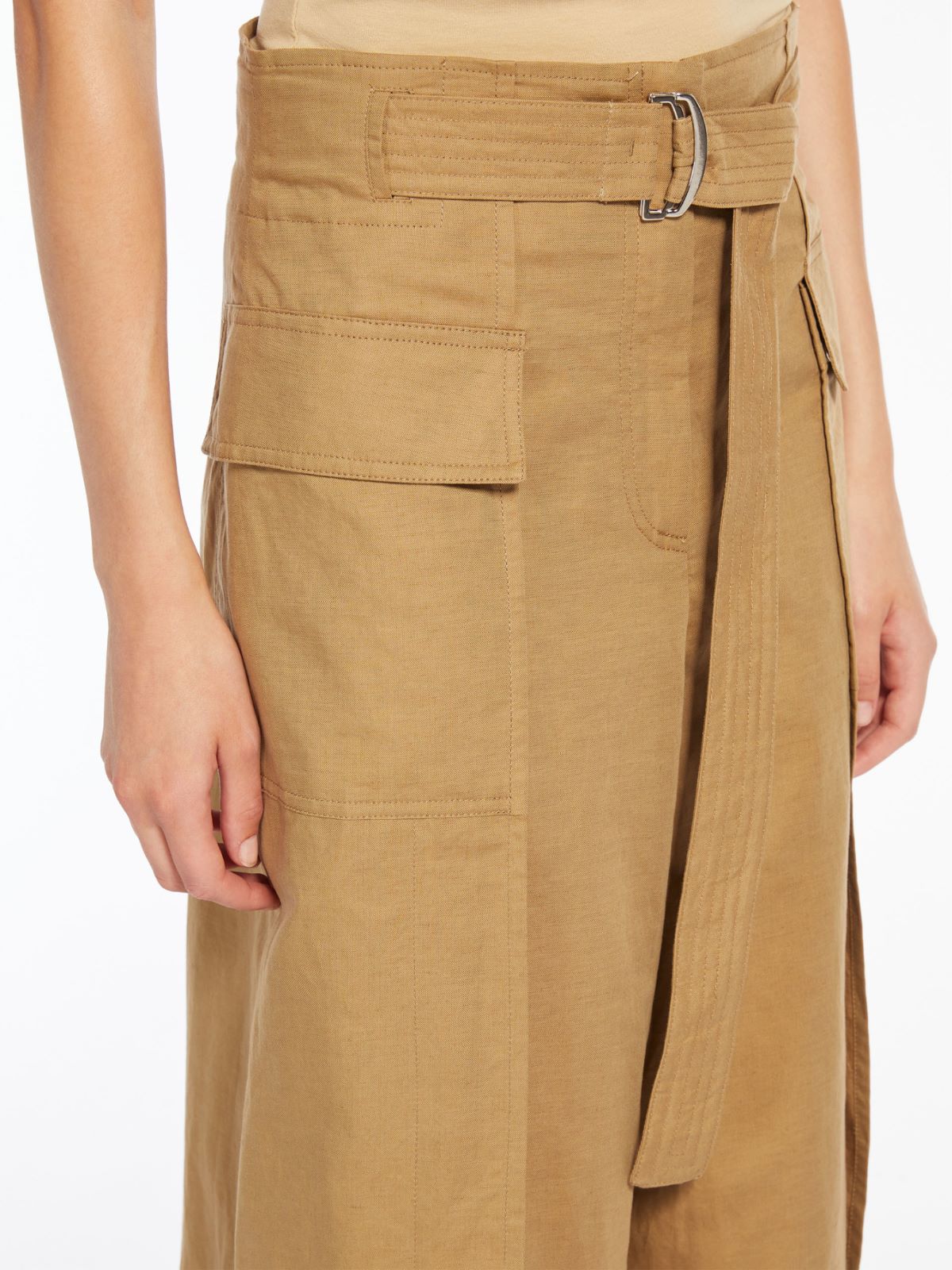 Pantalone svasato in lino e cotone